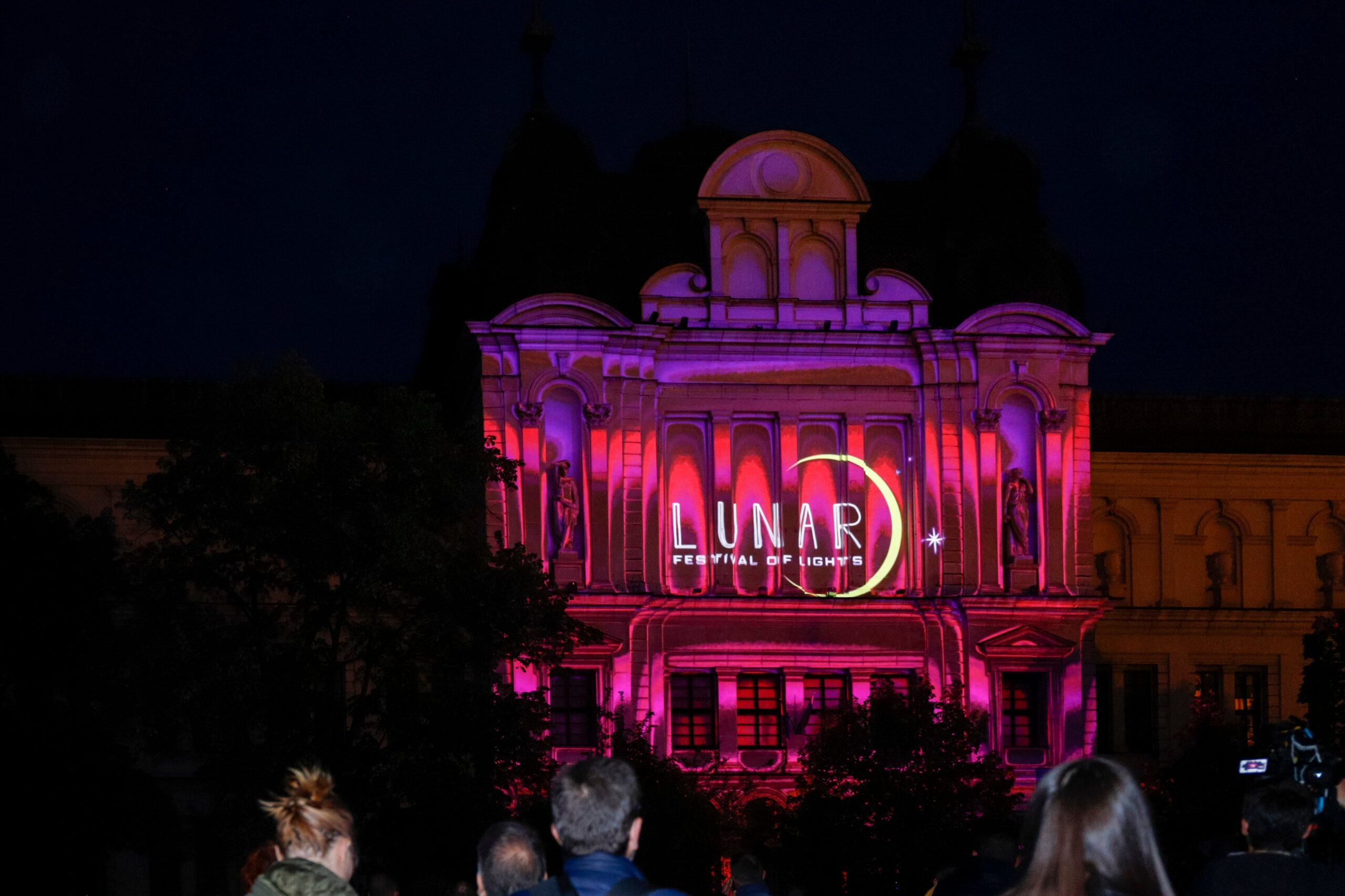 LUNAR беше официално открит Lunar Festival of Lights